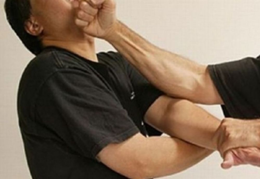 Au băut și apoi s-au luat la bătaie! Unul a ajuns în stare gravă la spital, celălalt în custodia polițiștilor