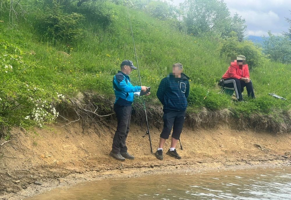 Pescari în ilegalitate, la Colibița, taxați de jandarmii montani