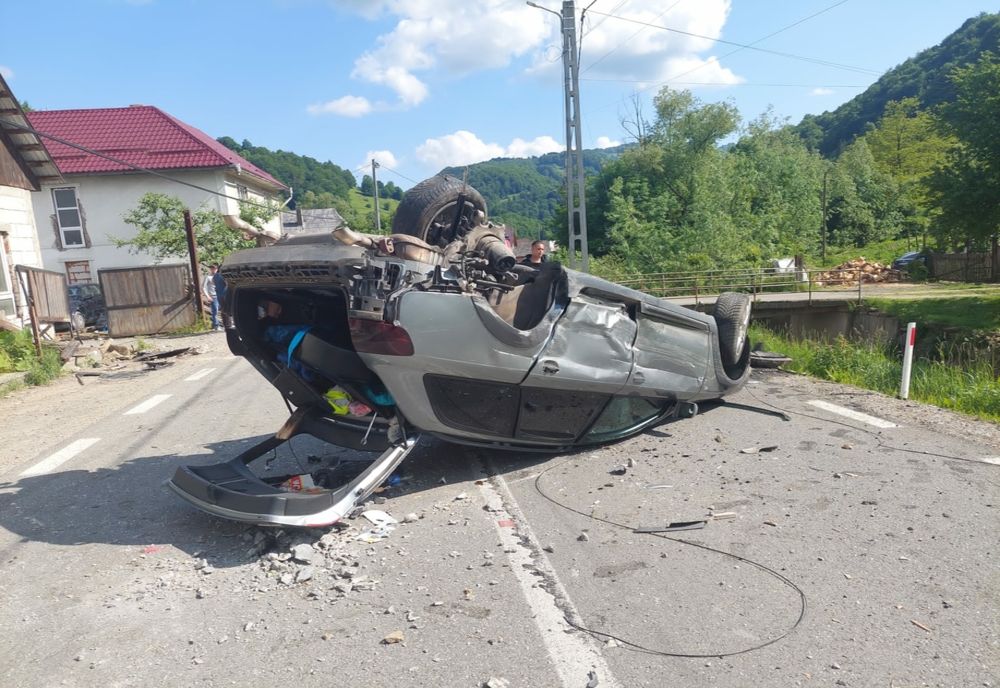 Accident în Romuli! Un tânăr în stare gravă dus cu elicopterul SMURD la spital. Alte 5 persoane rănite, printre care și un copil, transportate cu ambulanțele