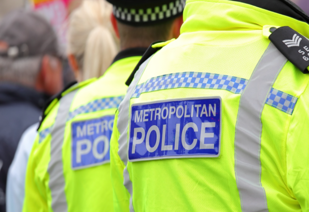 Un copil de un an a căzut de la fereastra unui hotel și a murit