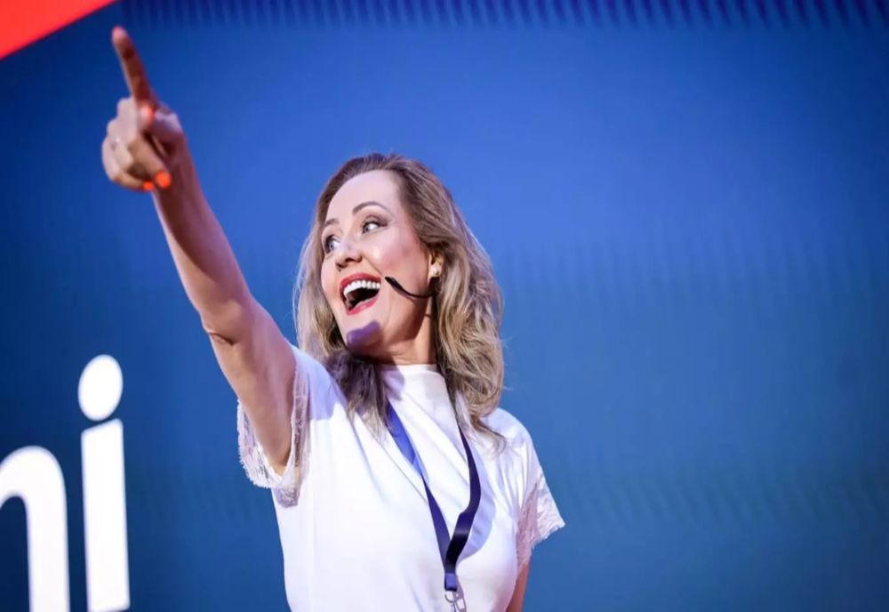 CULISELE STATULUI PARALEL. ȘEFA REZIȘTILOR, ÎN CERCUL SELECT AL BOGAȚILOR DE LA ANL. CUM A AJUNS ELENA LASCONI SĂ PRIMEASCĂ APARTAMENT DE LA STAT