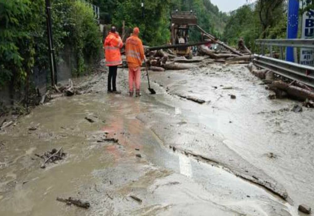 DN 17C, BLOCAT DE ALUVIUNI ȘI ARBORI ADUȘI DE O VIITURĂ, ÎN ZONA LOCALITĂȚII COȘBUC