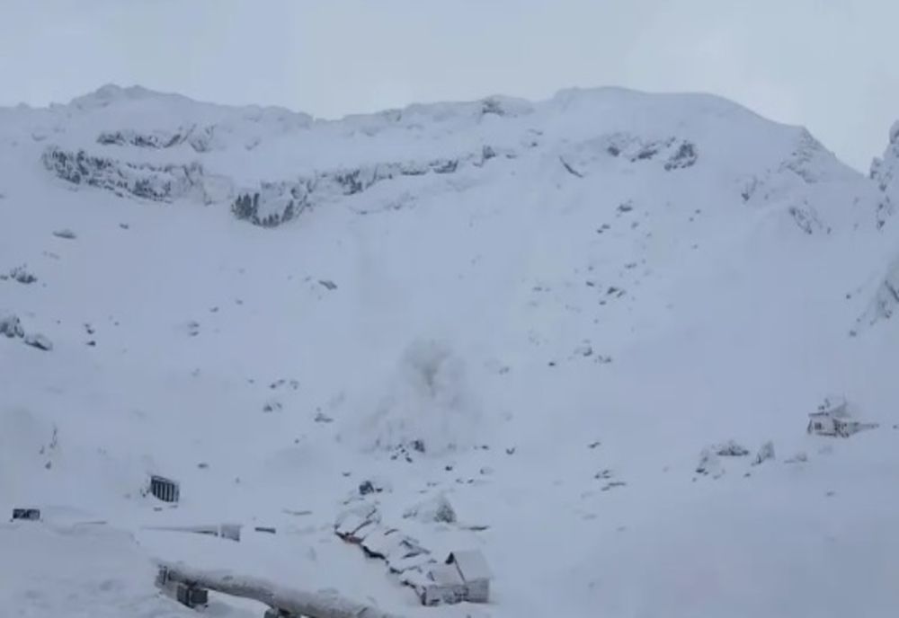 VIDEO Avalanșă de mari dimensiuni, declanșată de doi schiori în Munții Făgăraș, la Bâlea Lac