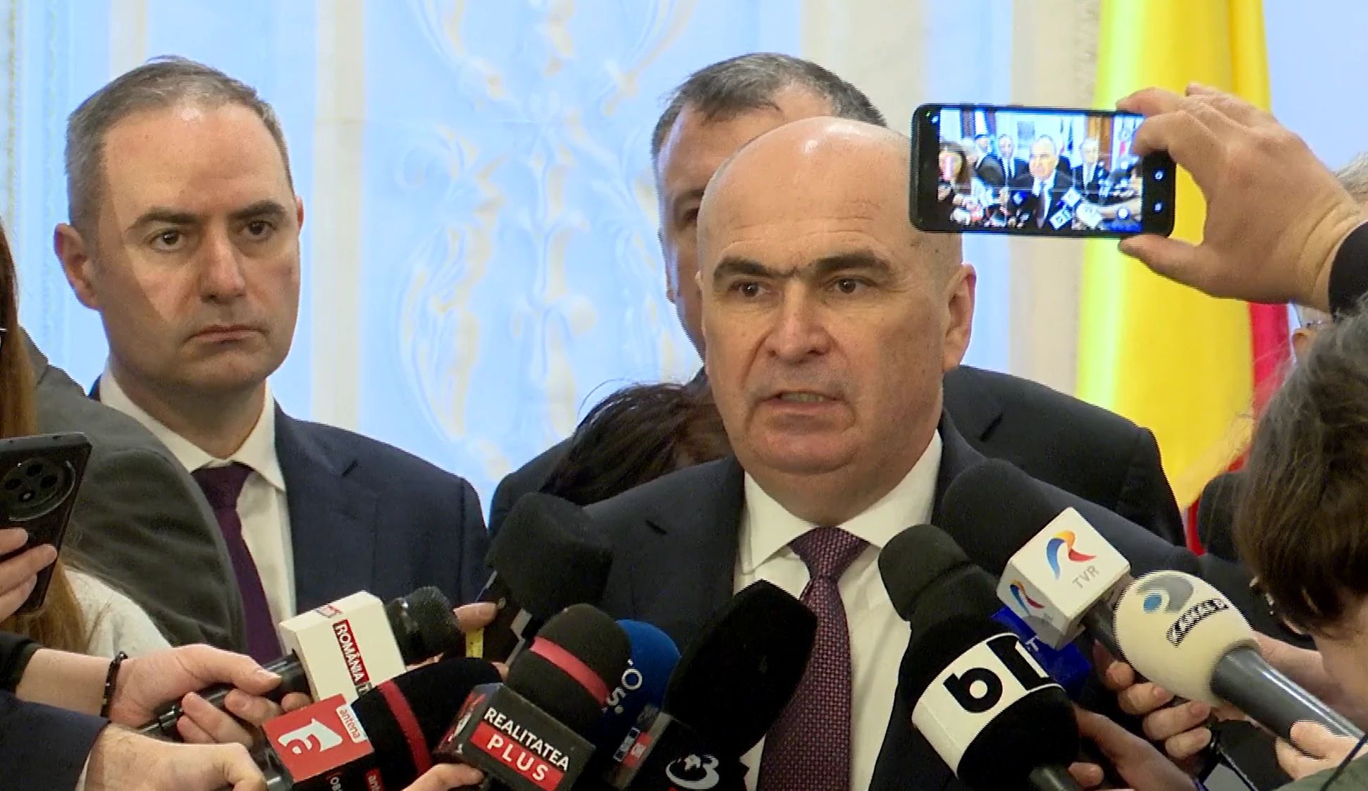 Cum vrea Bolojan să rupă mișcarea suveranistă. Încercări de apropiere de AUR