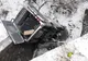 Patru persoane au fost implicate într-un accident rutier după ce microbuzul în care se aflau a căzut de pe un pod (FOTO)