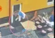 Metodă inedită pentru decongelat carnea de pui, la un restaurant din Bistrița! Un angajat o izbea de pereti și dalele din curtea localului