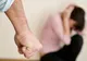 Un bărbat din Bistrița-Năsăud riscă să ajungă după gratii, din cauză că și-a bătut și amenințat cu moartea, soția! Nici propria mamă nu a scăpat de furia lui