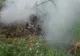 O mașină a luat foc după ce s-a răsturnat într-un șanț. Cinci persoane, printre care și un copil, transportate la spital (FOTO/VIDEO)