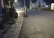Stâlpi rămași pe carosabil, pe DN 17D, în orașul Sângeorz-Băi