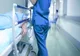 Bătrânul înjunghiat într-un azil din Bistrița, transferat la o unitate medicală din Cluj-Napoca