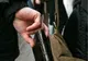 Bistrițean, reținut pentru 24 de ore! A furat unei femei un portmoneu cu cardul bancar și i-a accesat contul