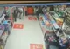 VIDEO: Bărbat din Slatina, la furat într-un supermarket din Bistrița! Cum a încercat să fenteze casa de marcat