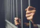 Bărbat din Bistrița-Năsăud, condamnat la peste 16 ani de închisoare pentru viol și agresiune sexuala, dus după gratii de polițiști