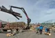 Transportator de material lemnos, amendat de jandarmi! A rămas și fără o parte din marfă
