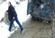 Bărbat din Năsăud, care a abandonat cadavrul unui animal pe marginea șoselei, identificat și amendat usturător