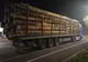 Transport cu aproape 53 mc de lemn, oprit de polițiști în Târgu Mureș! Autovehiculul și marfa, confiscate