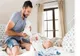 Concediul paternal se dublează. Cum pot tăticii să primească o indemnizaţie de 650 de lei dacă stau acasă cu copilul