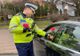 Doamnele și doamnișoarele, oprite în trafic de polițiștii bistrițeni! Au primit flori, dar și sfaturi preventive