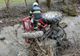 Tractor răsturnat în albia unui pârâu, în Feldru! Un bărbat a fost grav rănit